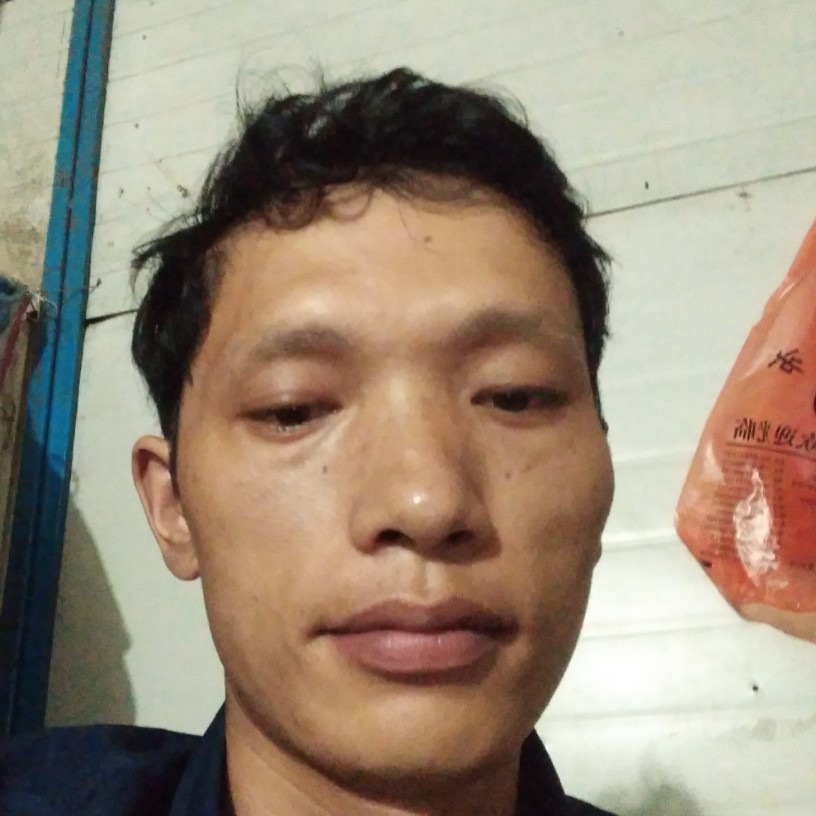 可爱拿裙子的照片
