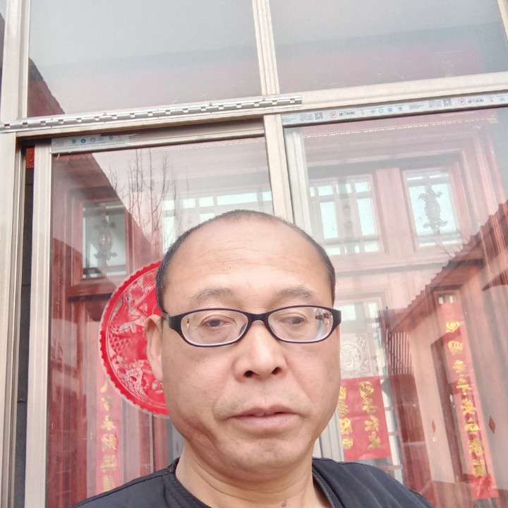 高兴浅吻芒果的照片
