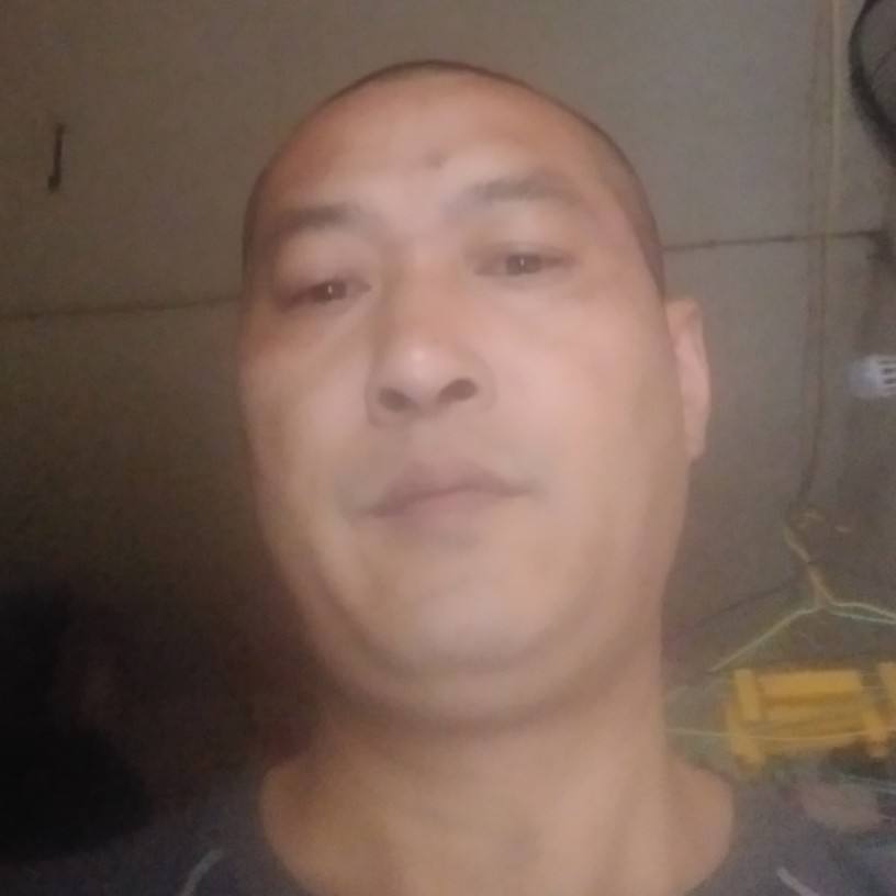 傲娇浅吻微笑的照片