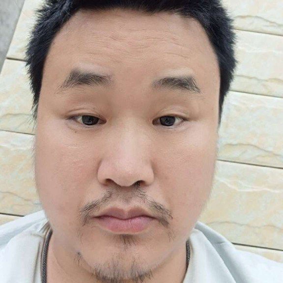 羽裳的坚定的照片
