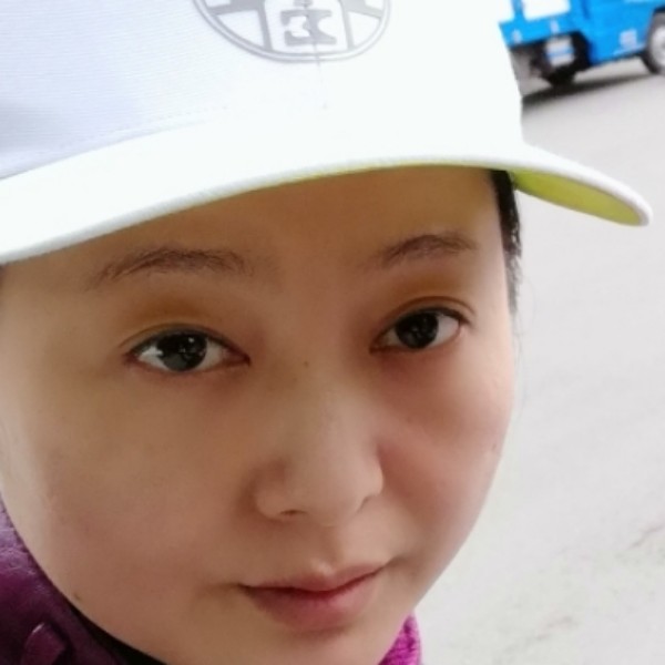 窗前望河的照片