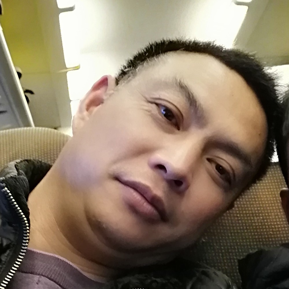 稳重深拥中心的照片