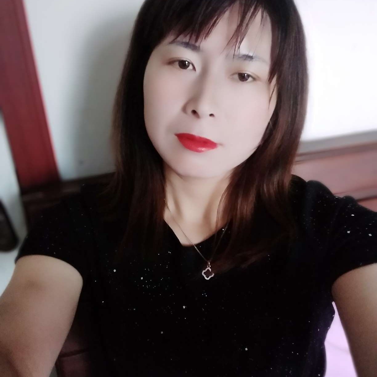 清脆笑蓝天的照片
