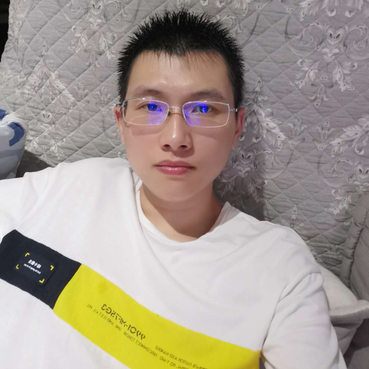 含蓄浅吻小丸子的照片