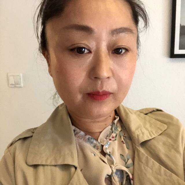潇洒给玫粉色香烟的照片