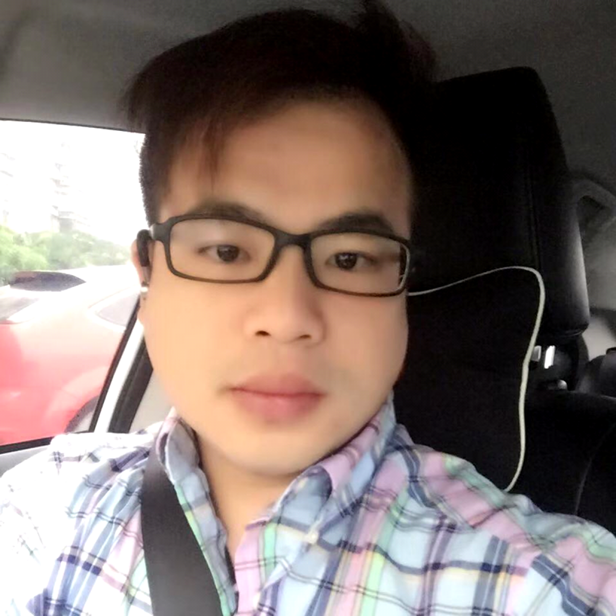 衬衫方专注的照片