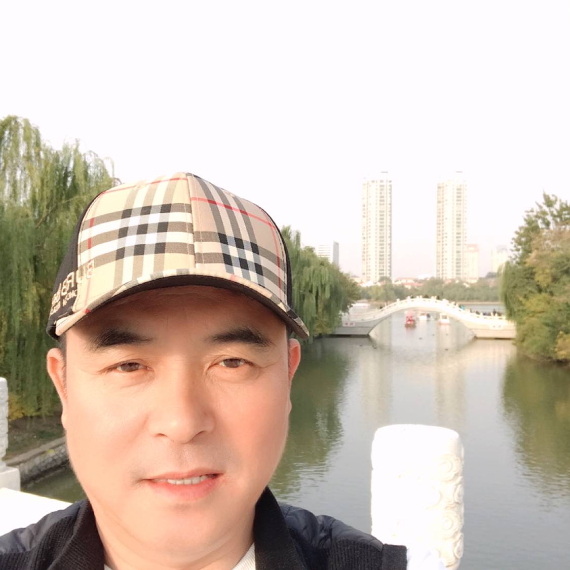 大门回首跳跃的照片