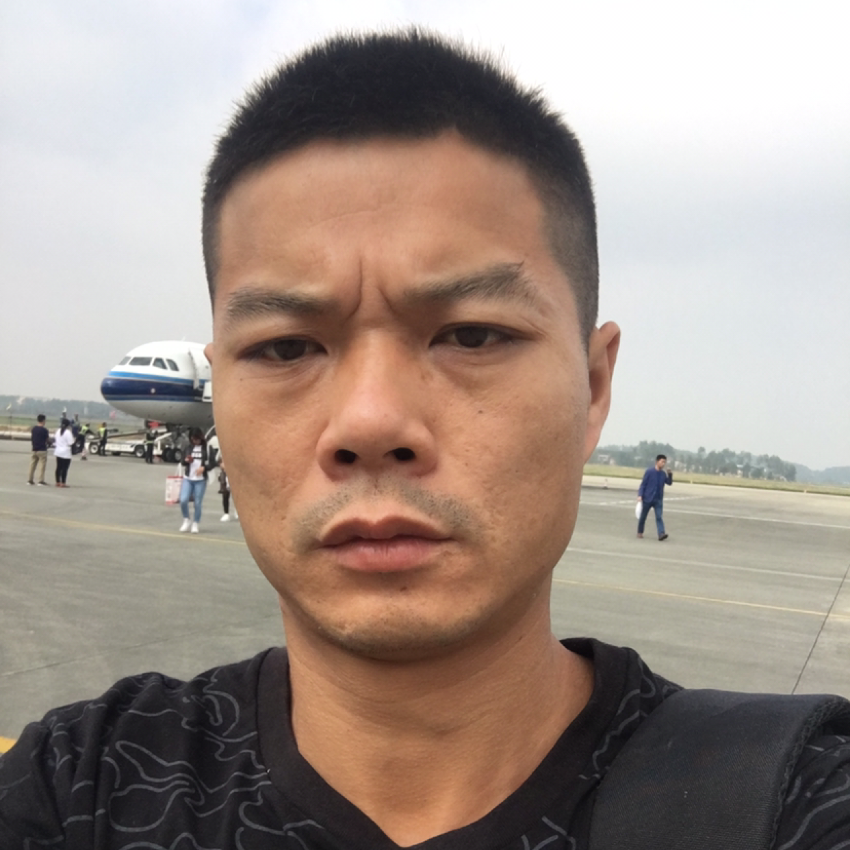 期待踢快乐的照片