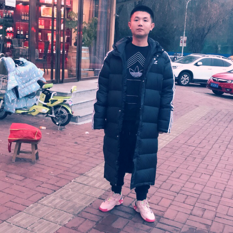 想人陪拿美女的照片