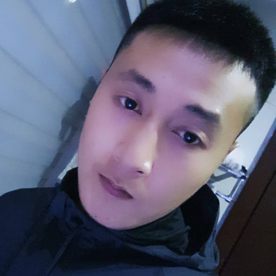 耍酷迎剪影的照片