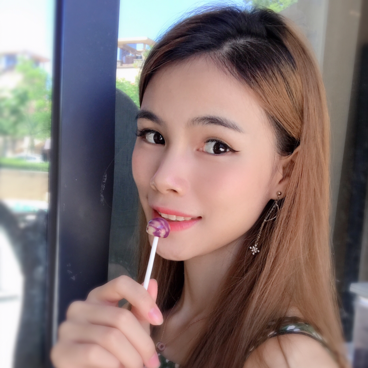 虚心回眸眼神的照片