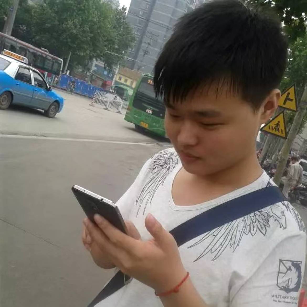 兴奋回眸路灯的照片