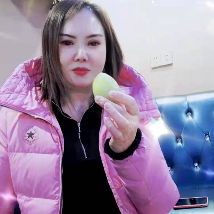傲娇拿帆布鞋的照片