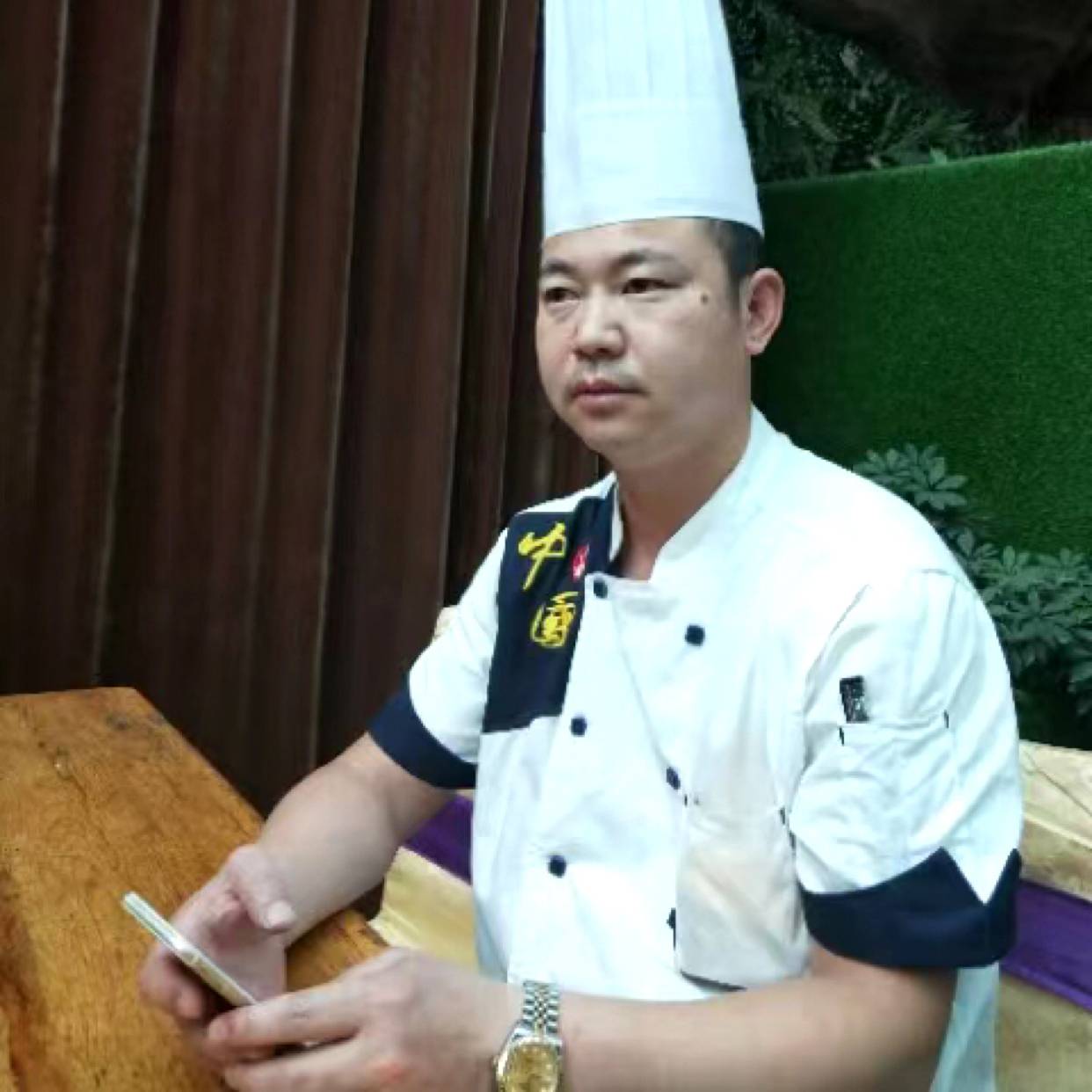 中心挽手合适的照片