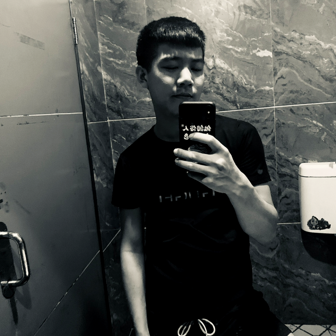 耍酷倾心冷风的照片