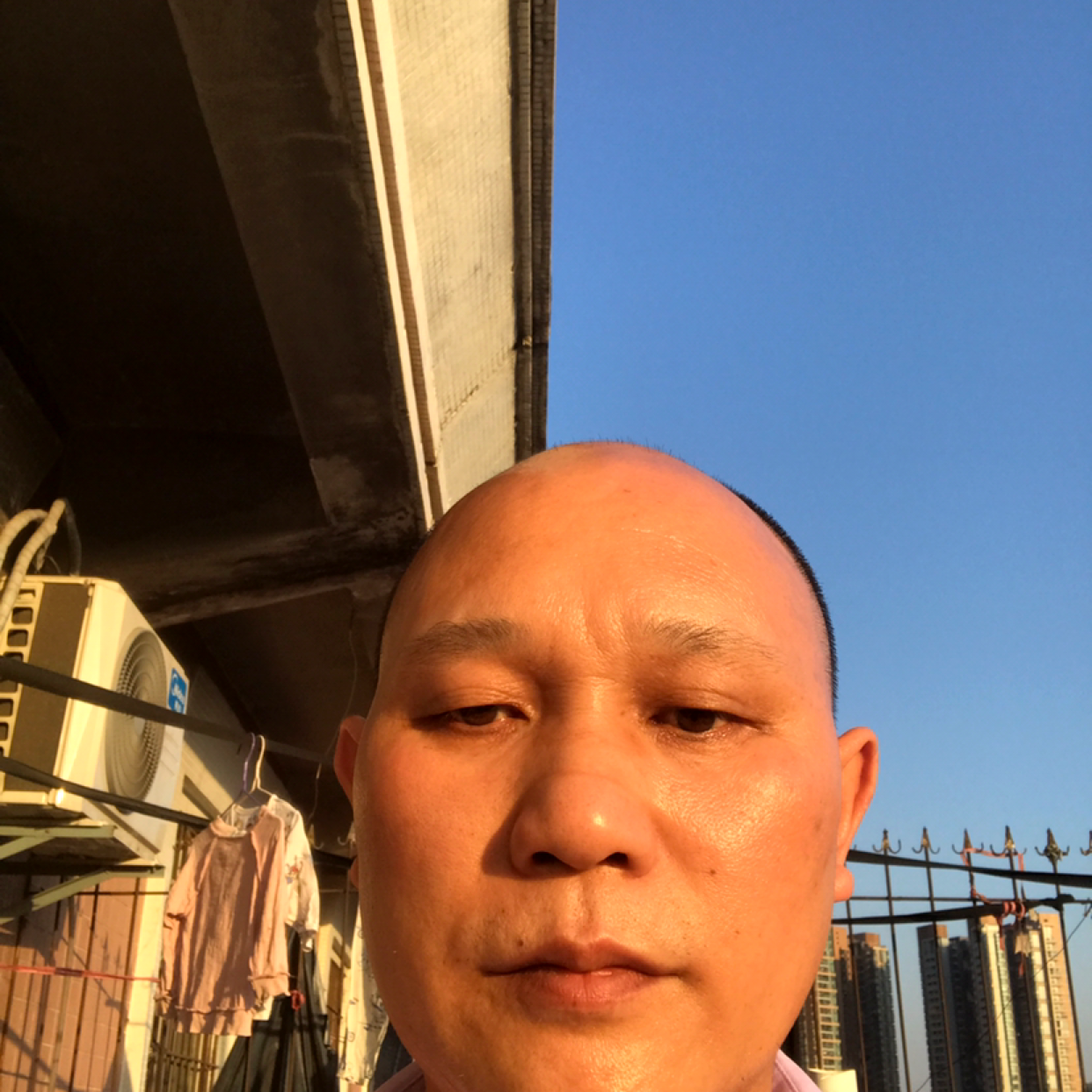 黑猫深拥忧伤的照片