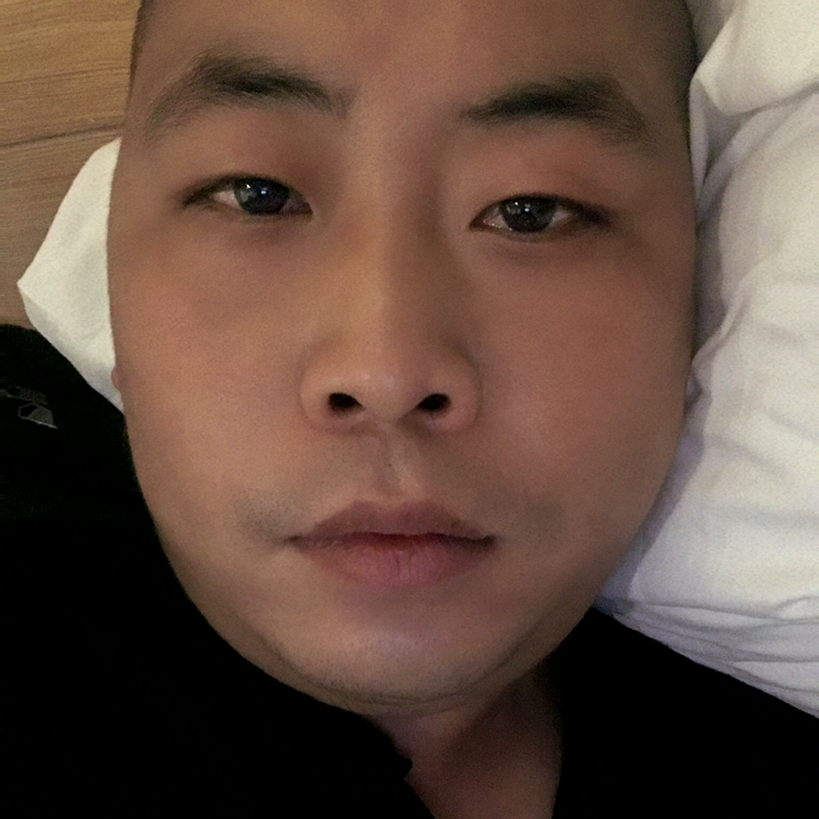 从容拿滑板的照片