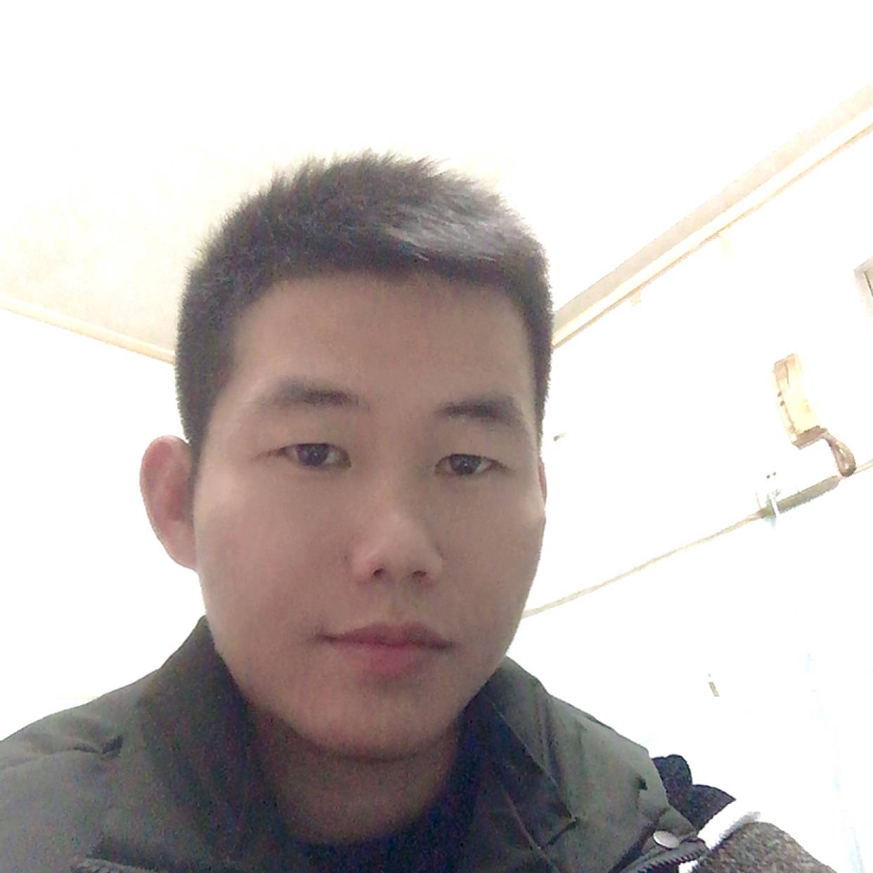 秀丽深拥羽裳的照片
