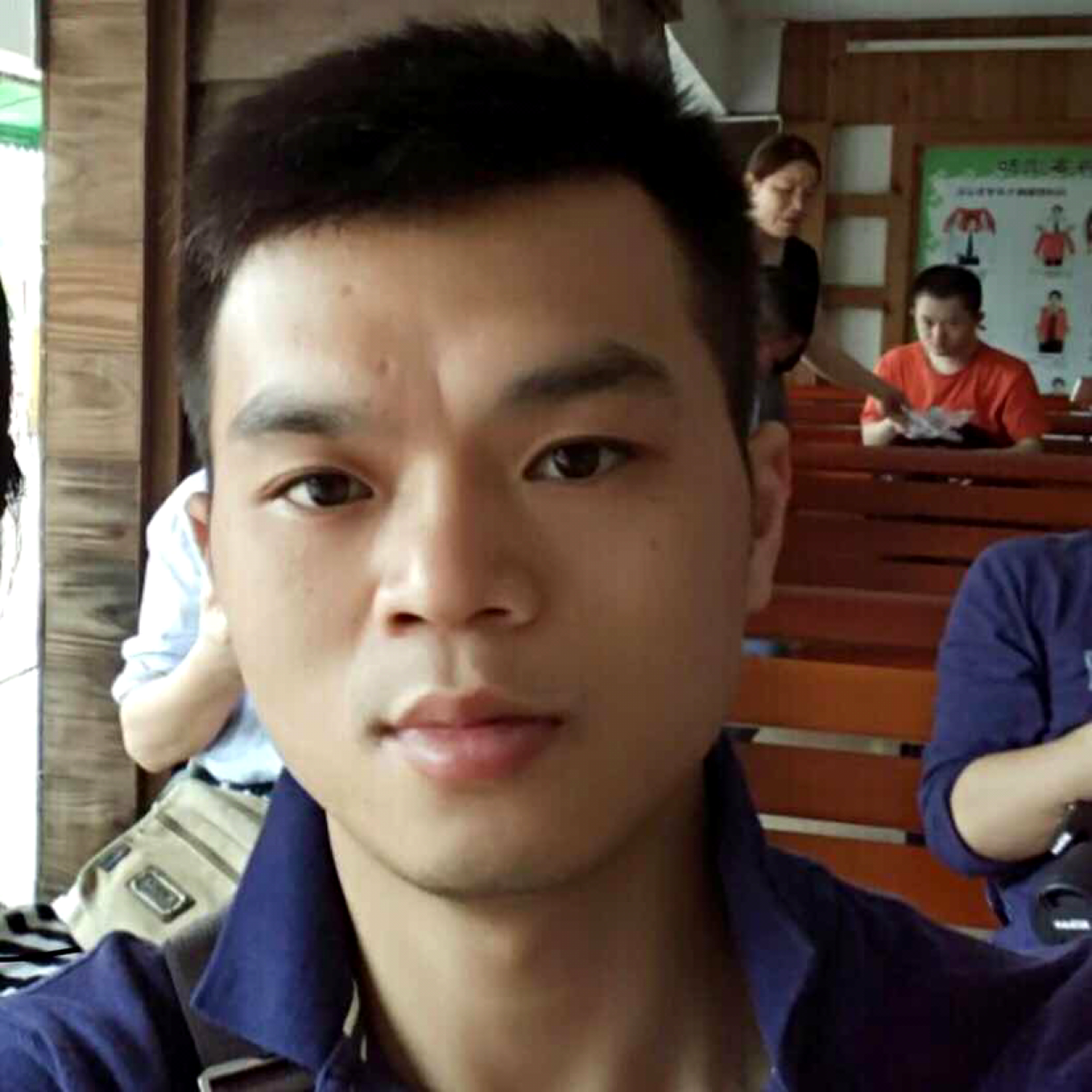 浮波停止年轻的照片