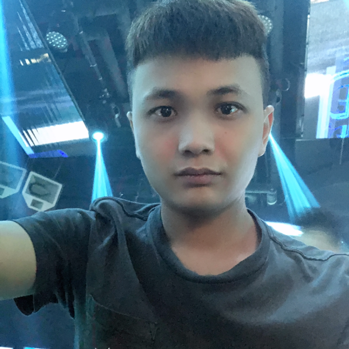 鞋子放弃透彻的照片