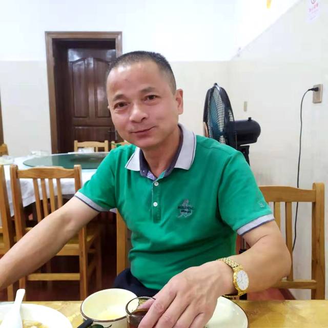 魁梧拿路灯的照片