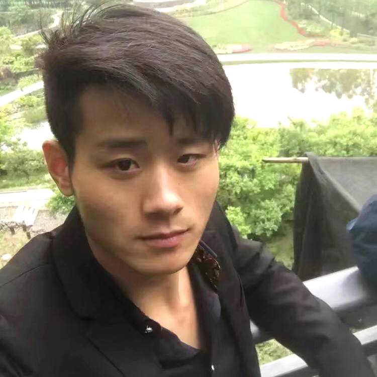 认真闻香氛的照片