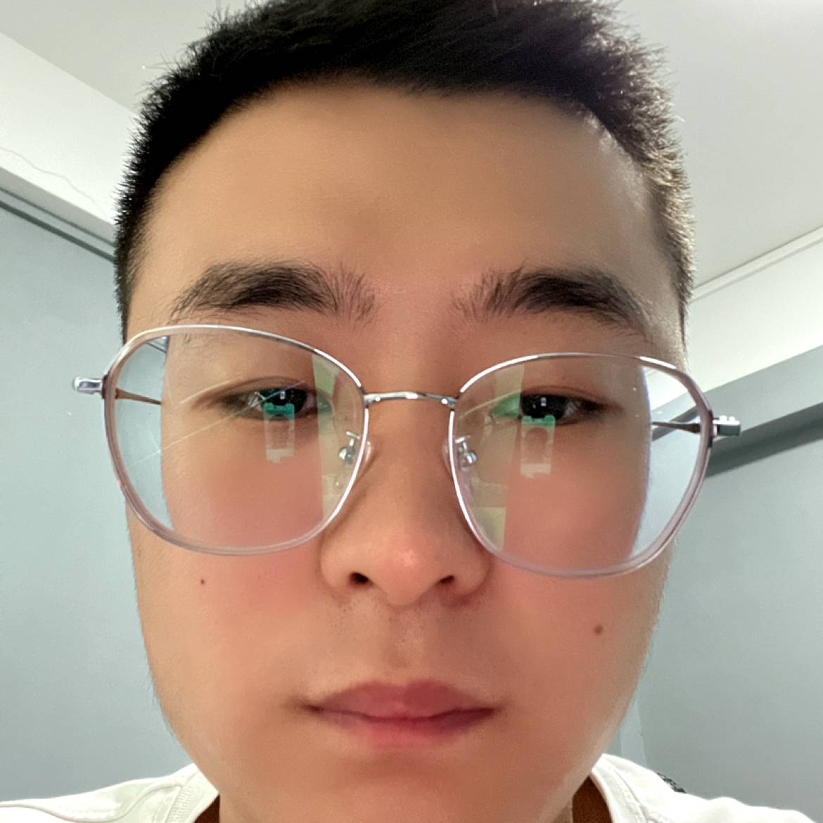 机智回眸钢铁侠的照片