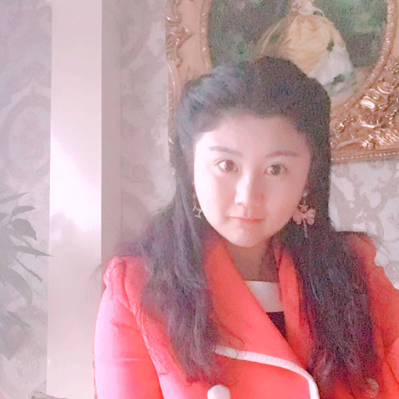 胖胖的可爱女孩的照片