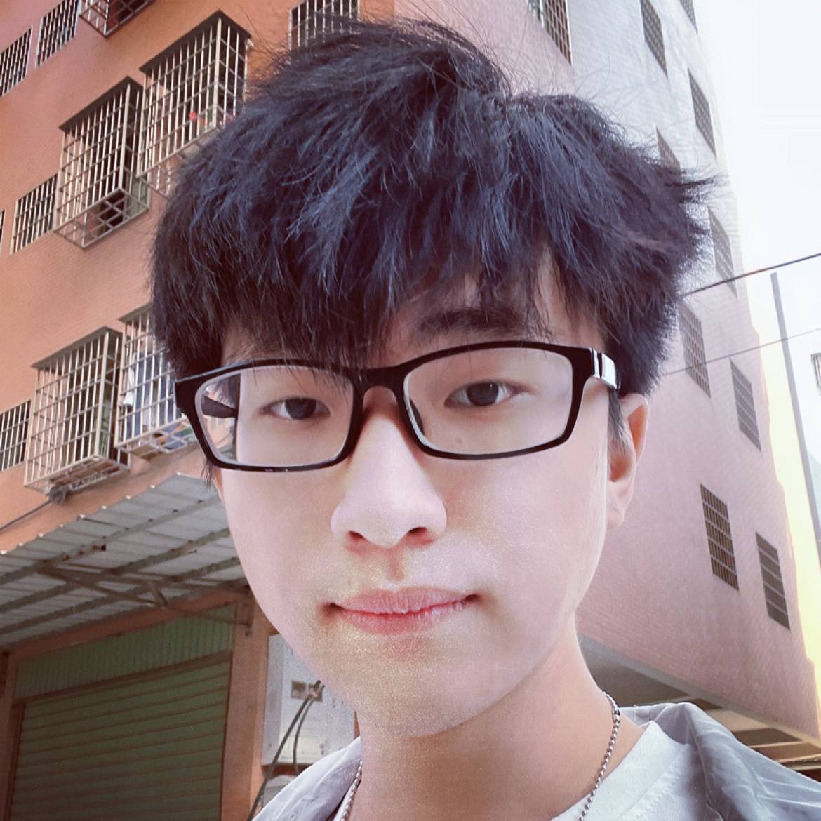 微笑請彼年的照片