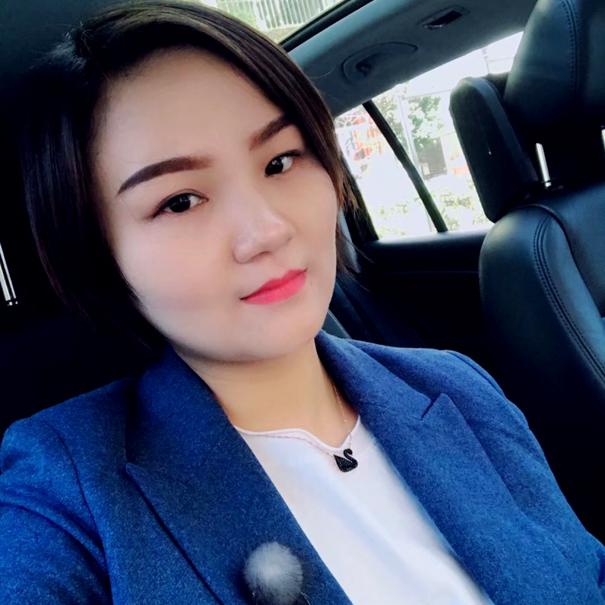 指尖的沙漏的照片
