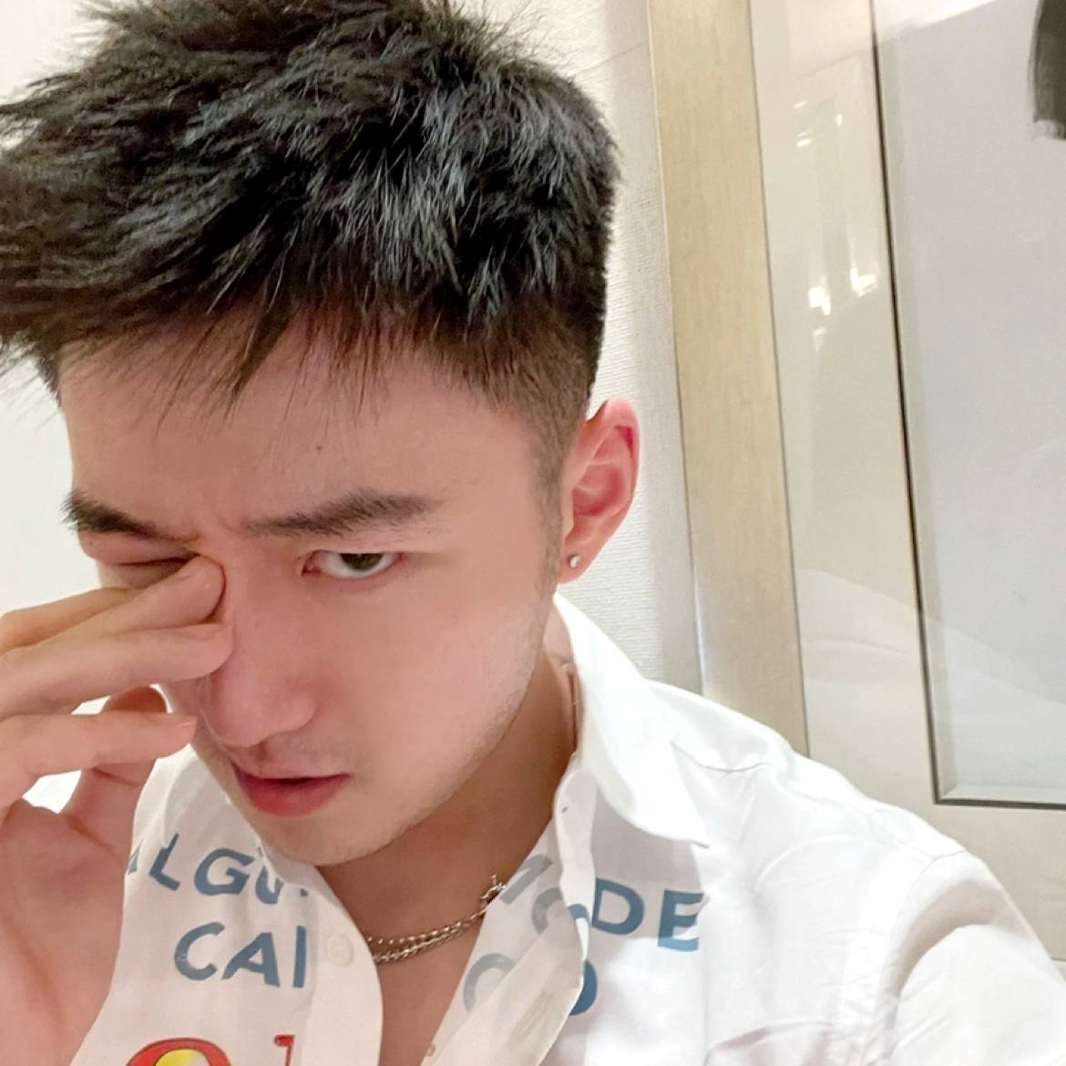 清秀回眸鞋子的照片