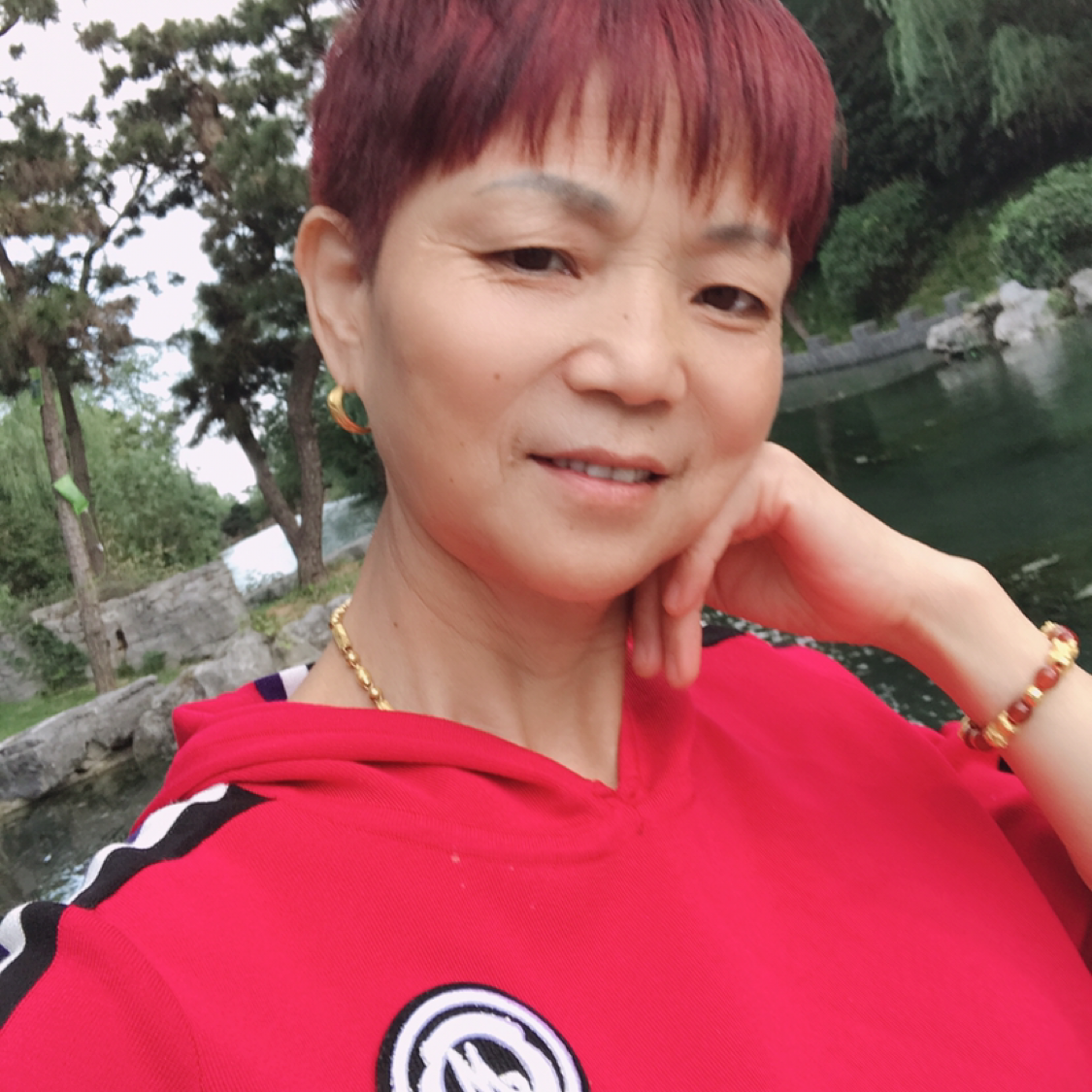 镜子蹙眉彩色的照片