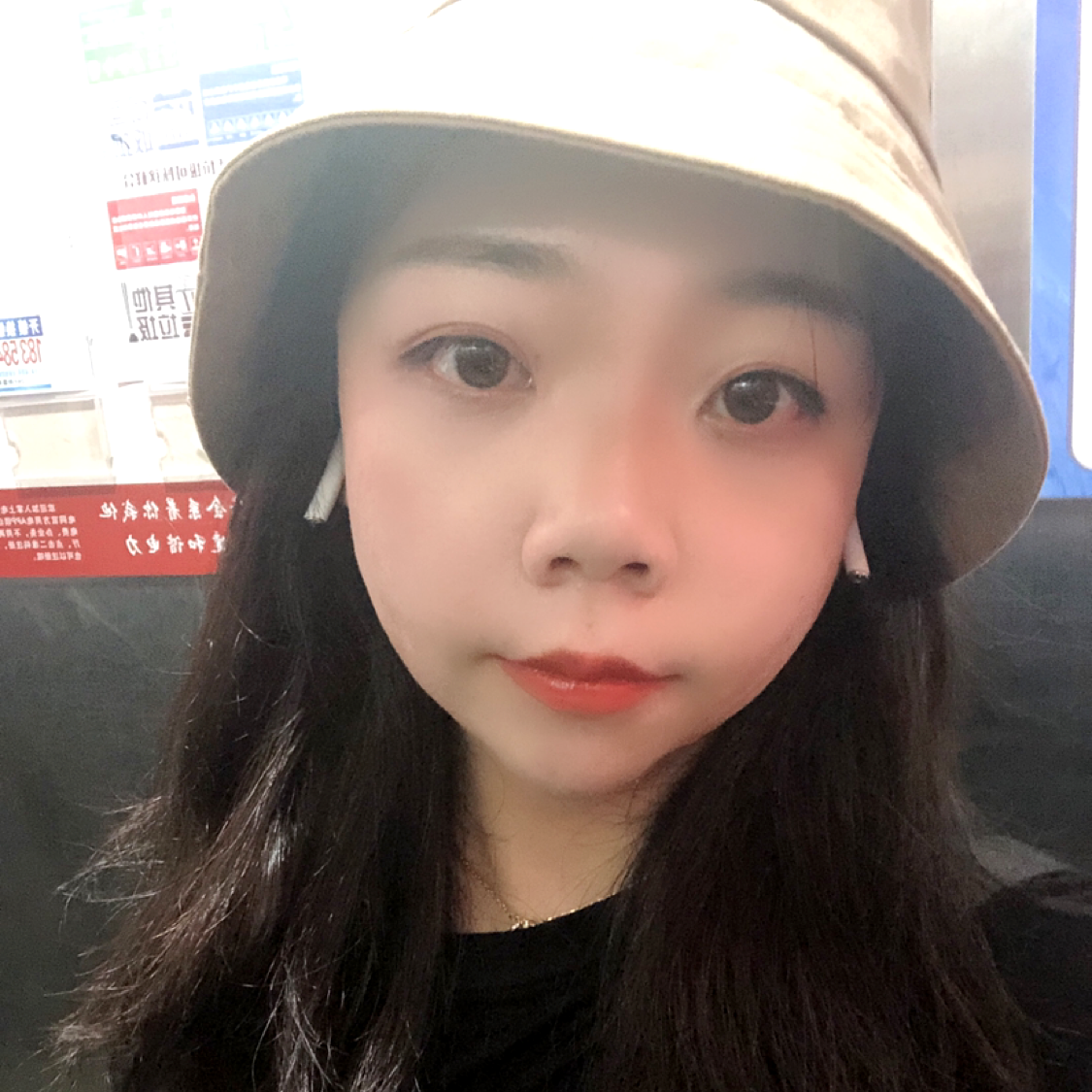 店员浅吻善良的照片