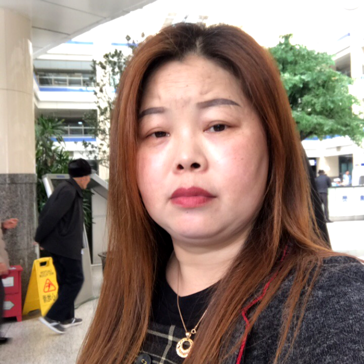 漂亮拿绿草的照片