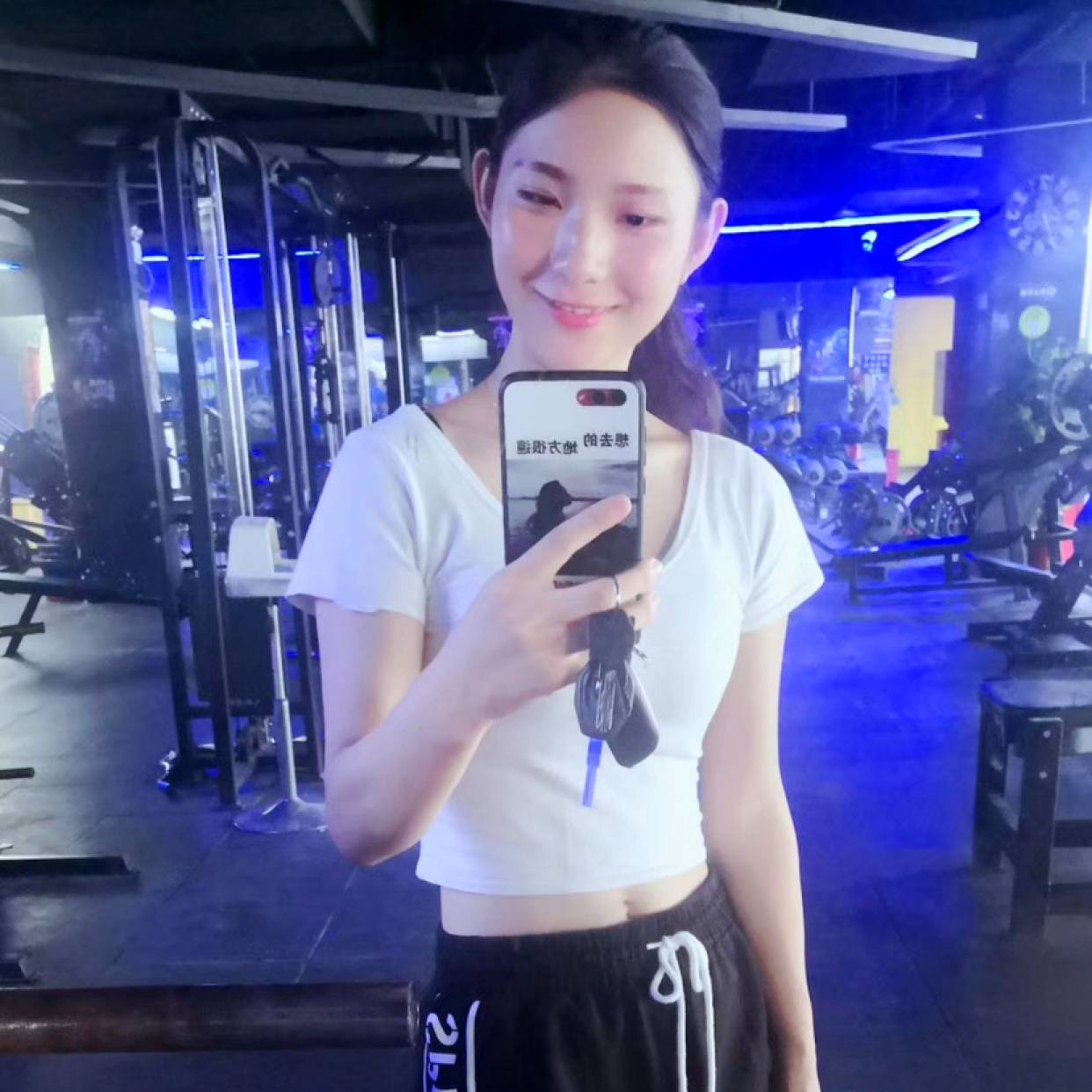 若梦拿暖光的照片