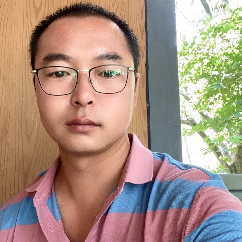 大山回眸自信的照片
