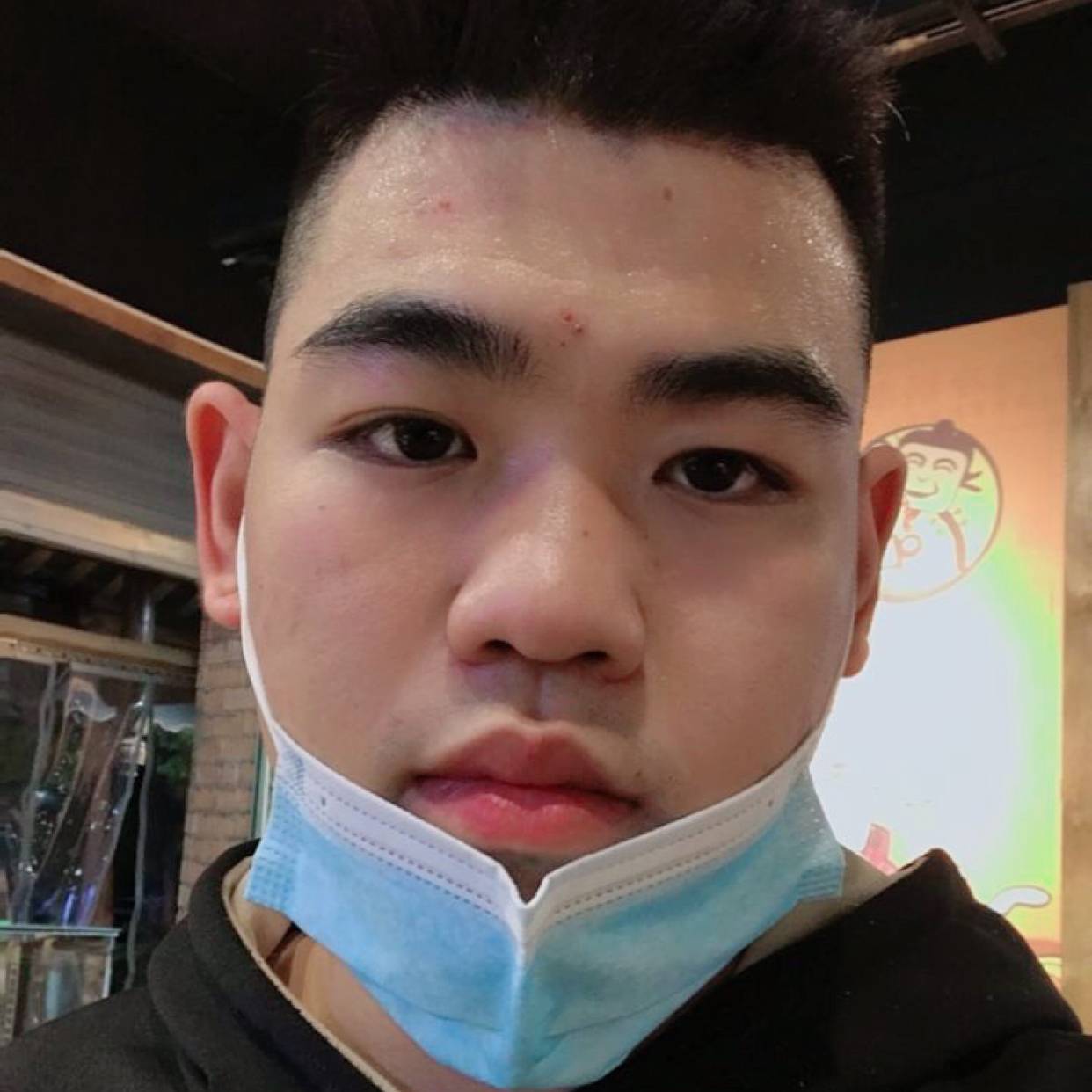 敏感闻草丛的照片
