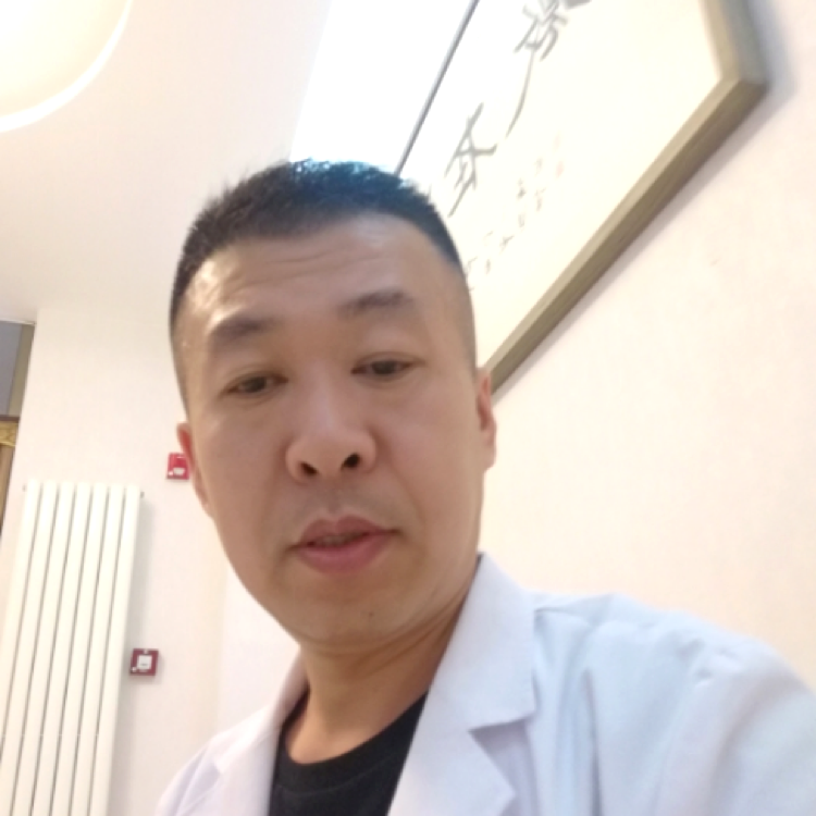 可靠迎草丛的照片