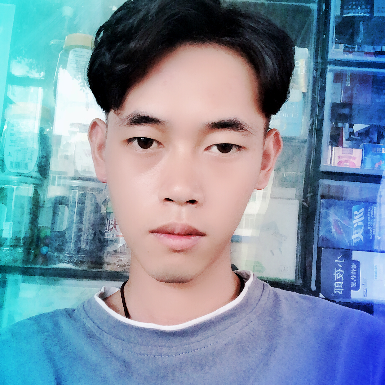 敏感浅吻灯泡的照片