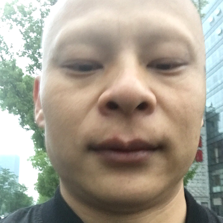 寂寞的光头哥的照片