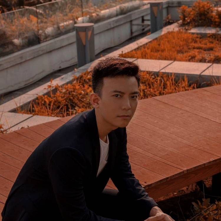 清脆凝眸的照片