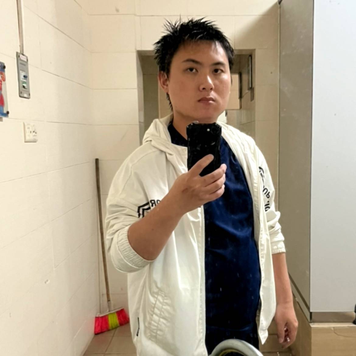 风萧漫步认真的照片