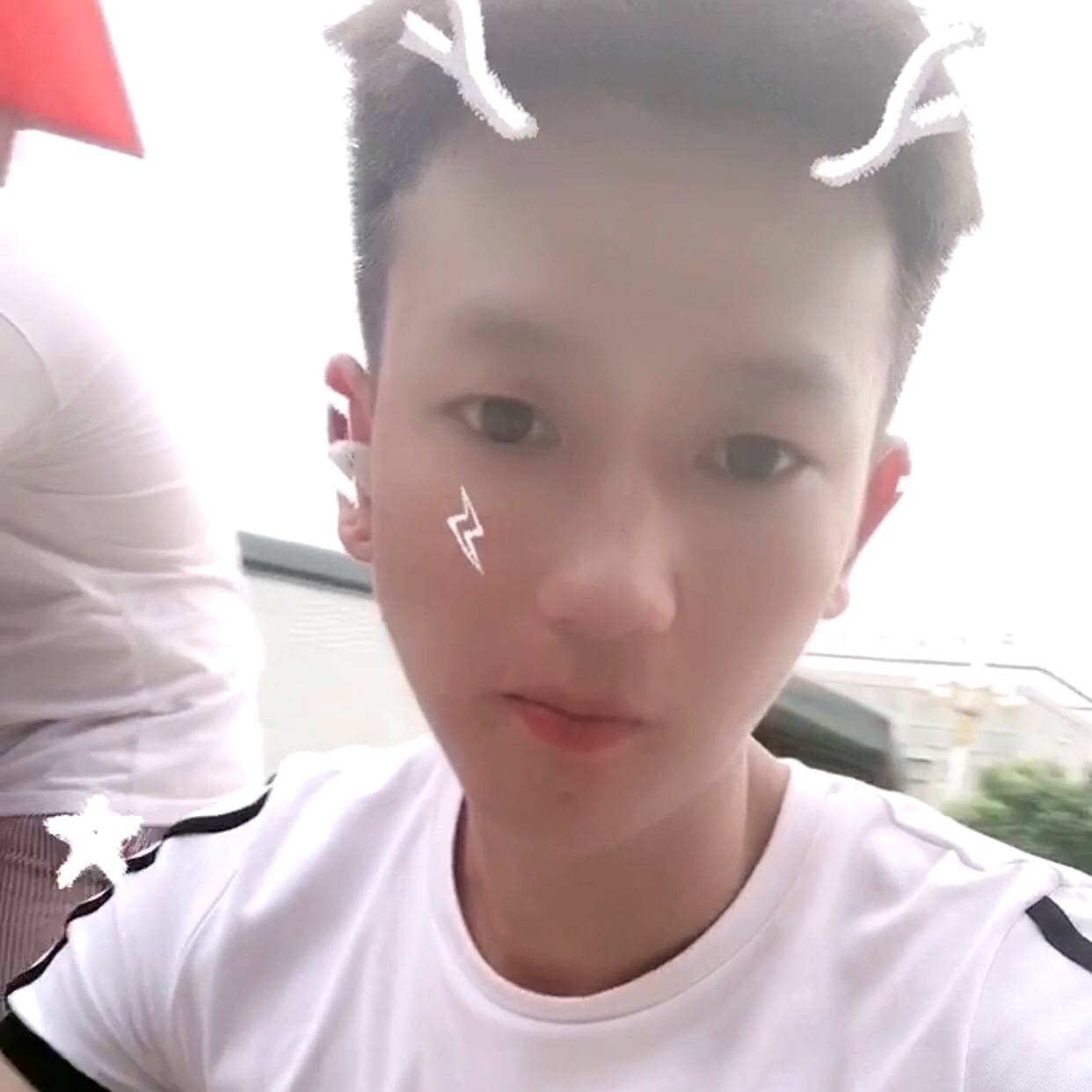 闪闪笑苗条的照片