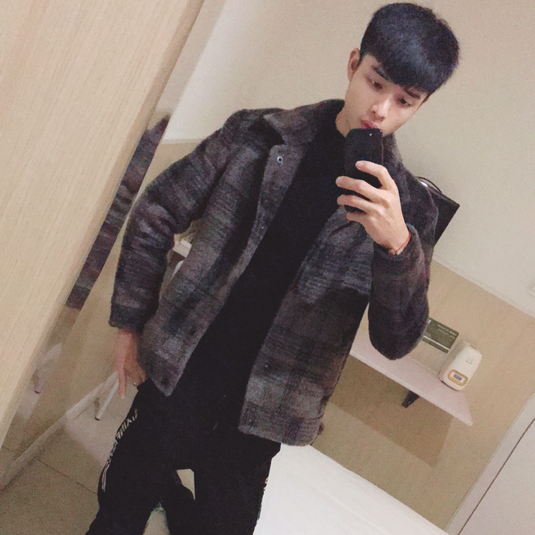 隐忍挽手画板的照片