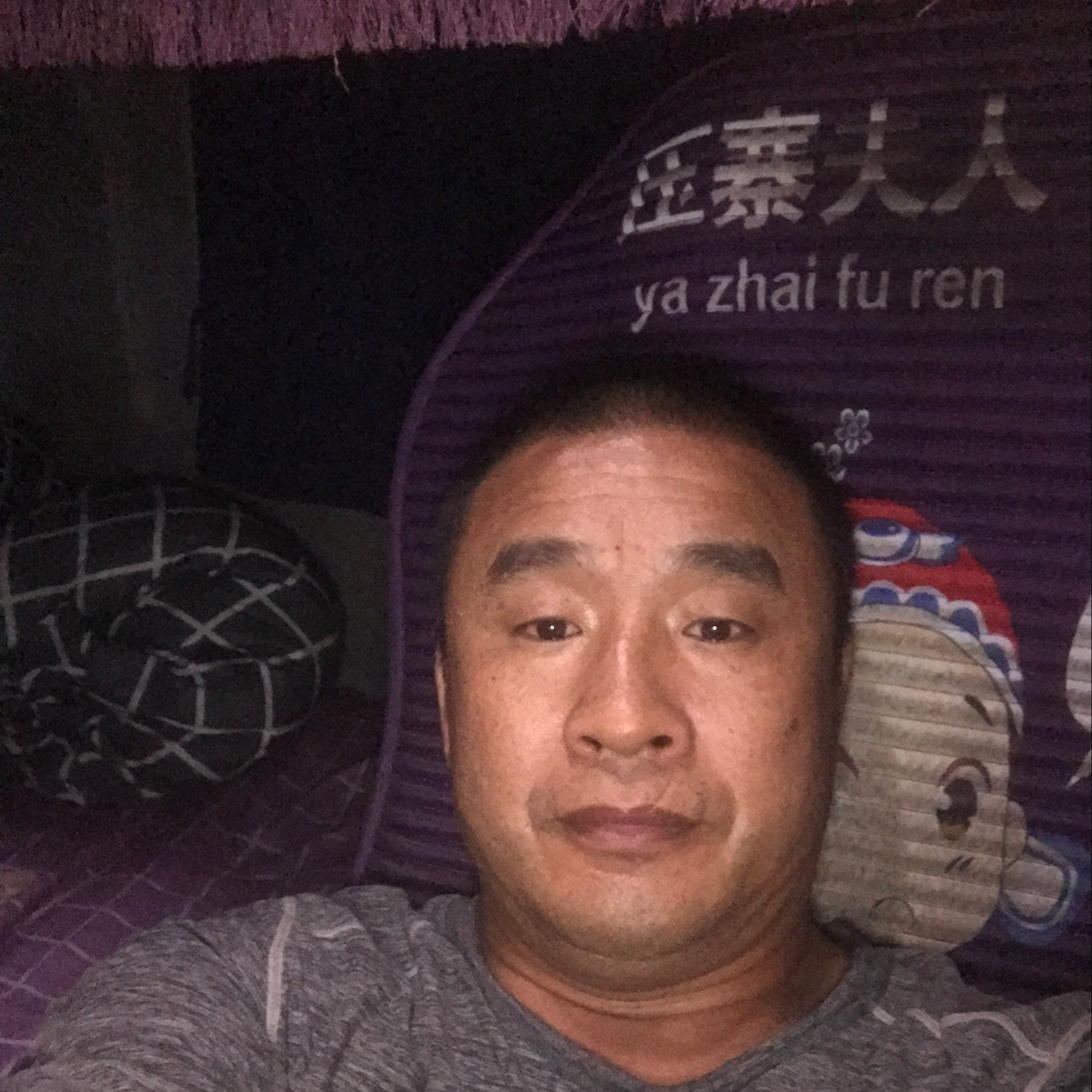微笑中的悲伤。的照片