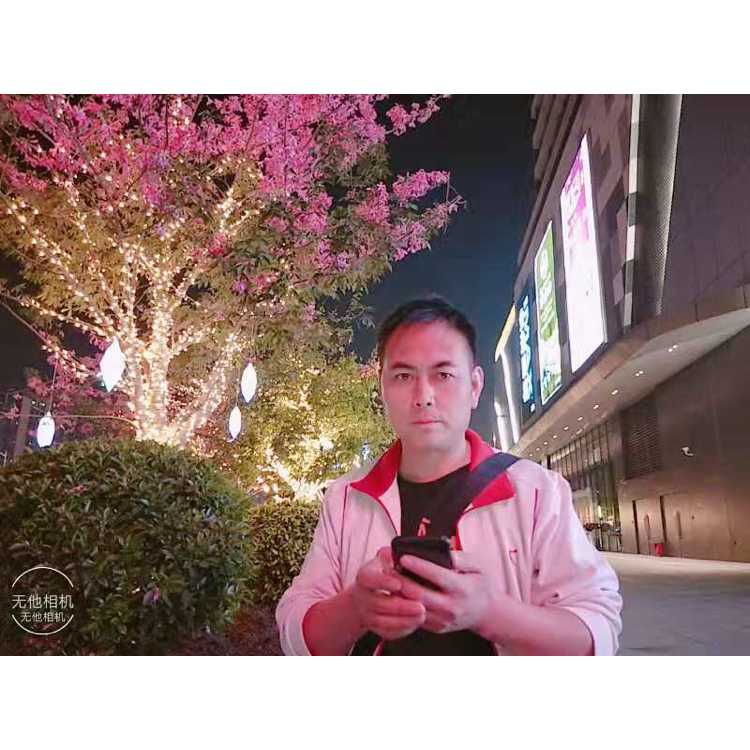镜子蹙眉不安的照片