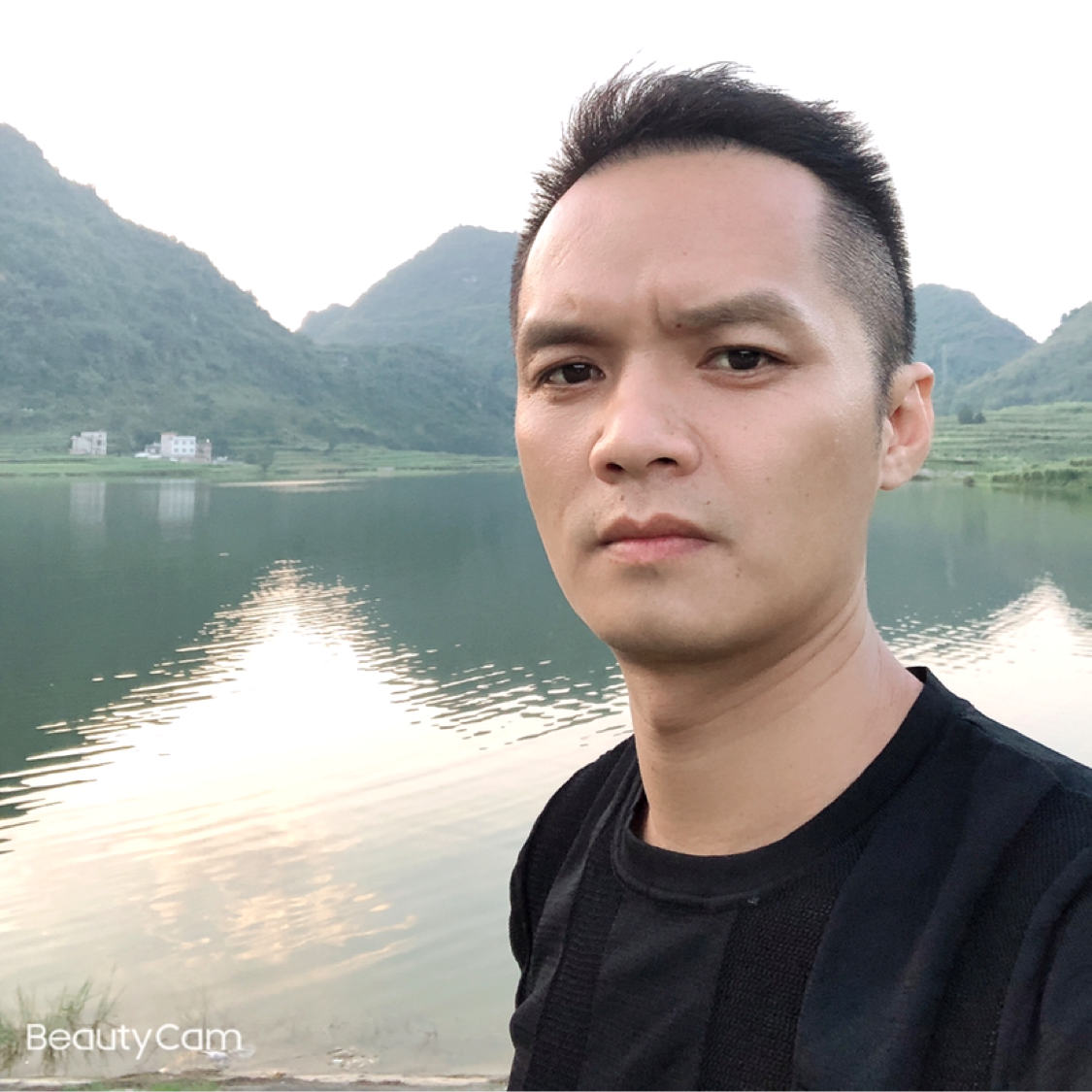山上没有水。的照片