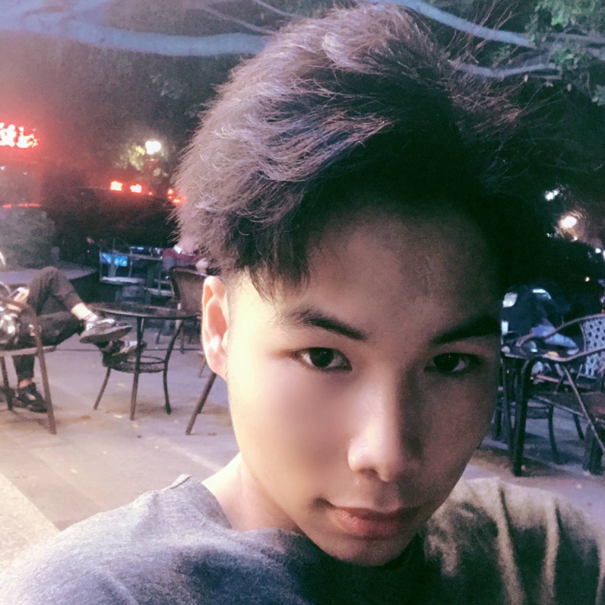 欣慰挽手西装的照片