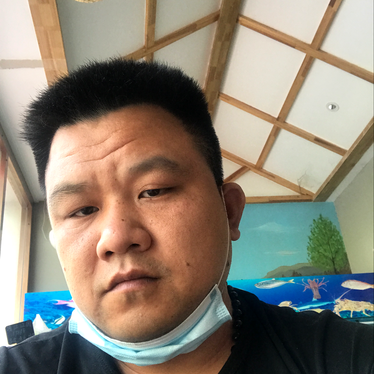 整齐凝眸墨镜的照片