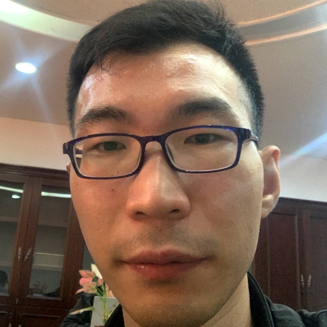 黑夜里的一束光的照片